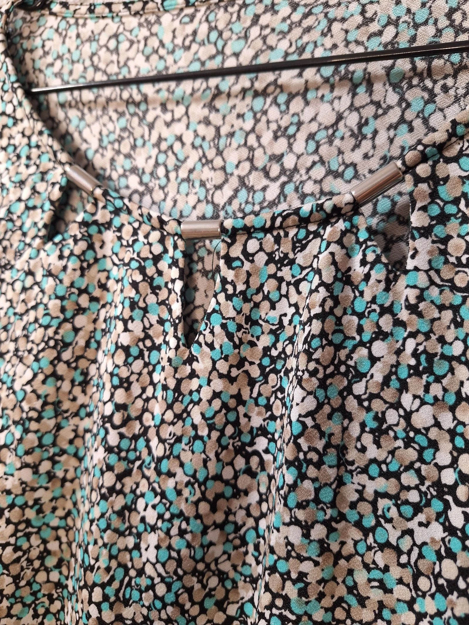 Blusa estampada em tons bege, preto e turquesa com gola original – photo 3
